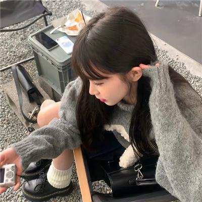 和红色中国人看电视